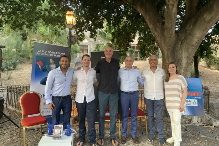 Milazzo. Franco Bertoli e le sue “Panchine Pensanti”. Presentato il libro a Villa Vaccarino
