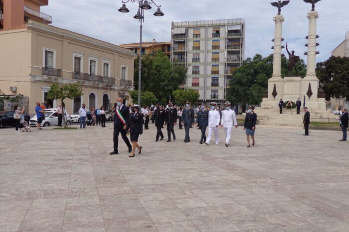 Milazzo. Cerimonia 2 giugno omaggio al monumento a Piazza Roma. Depositata corona d'alloro.