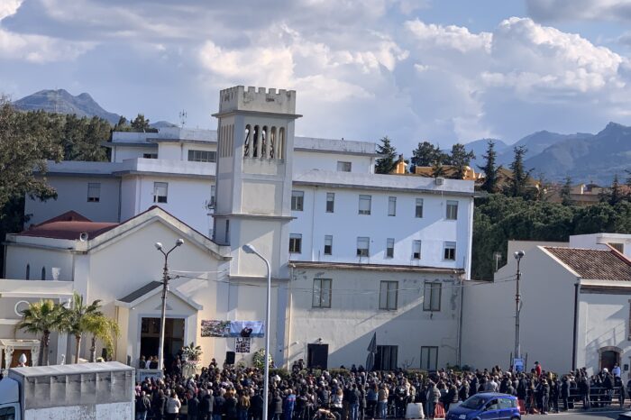 Olivarella. Oggi il funerale della giovane Marika. Centinaia a darle l’ultimo saluto
