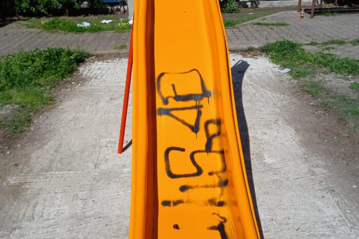 Milazzo. Atto vandalico su uno scivolo di Piazza Nastasi