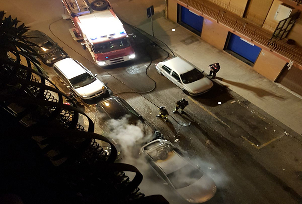 Milazzo. Autovettura in fiamme nella notte.
