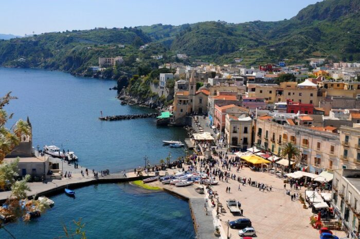 Misure restrittive alle Eolie. Green pass e mascherine