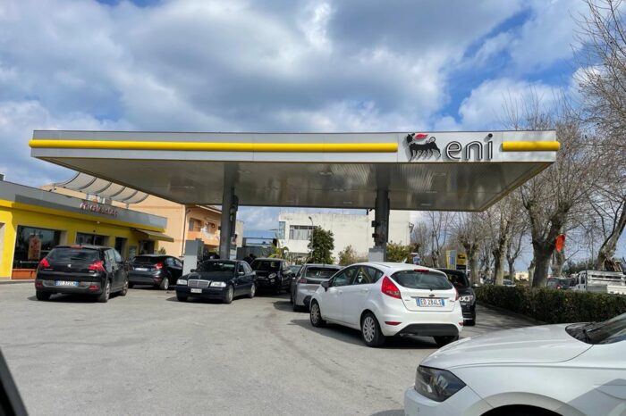 Milazzo. È corsa a rifornirsi di benzina e generi di prima necessità. Ma non è il momento del panico