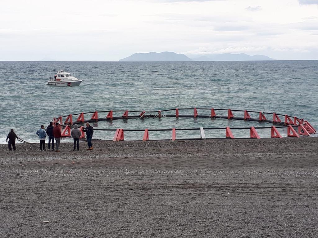 Milazzo. Sulla Spiaggia di Ponente arenata una vasca per l'allevamento pesci.