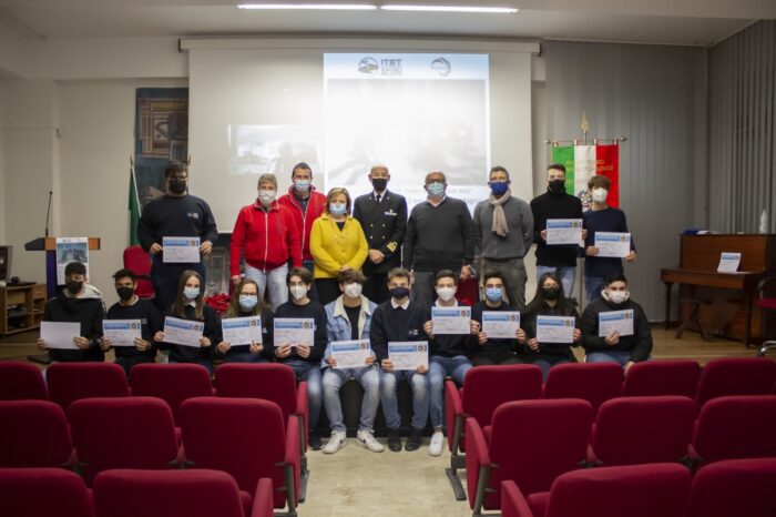 Milazzo. Cerimonia di consegna a 22 studenti dei brevetti subacquei all'ITET Leonardo da Vinci.