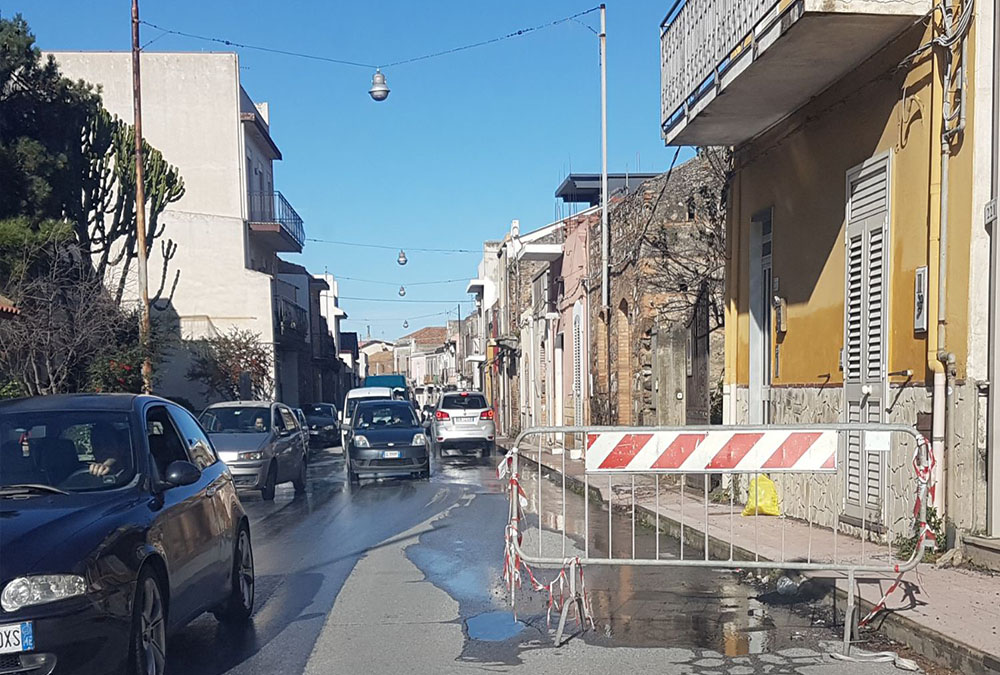Milazzo. A Grazia strade ad handicap e restringimento da parecchie settimane. Difficile la circolazione nei pressi dell'Ospedale.
