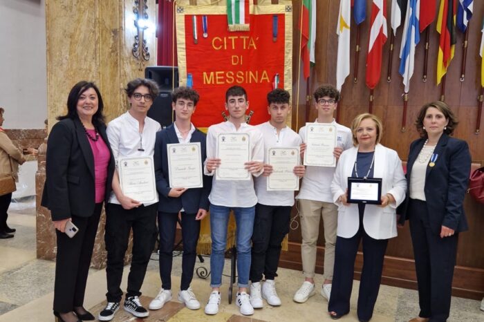 Milazzo. Gli studenti del “Da Vinci” premiati a un concorso letterario dallo storico Istituto Nastro Azzurro.
