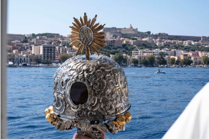Milazzo. Dopo l'uscita di San Francesco di Paola, martedì 10 si conferma anche il tradizionale rito della Berrettella.