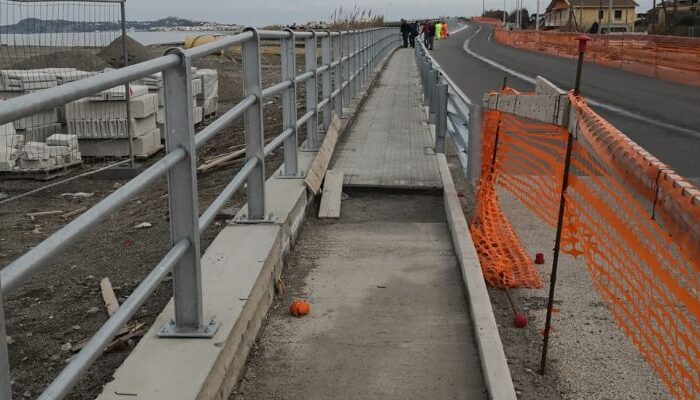 Milazzo. Passaggio pedonale ponte sul torrente Mela, lavori in dirittura di arrivo.