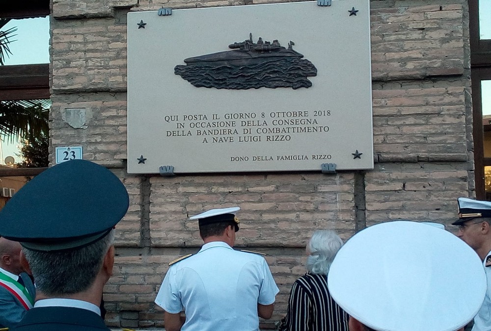 Milazzo. Stele commemorativa delle gesta di Premuda dedicata a Luigi Rizzo.