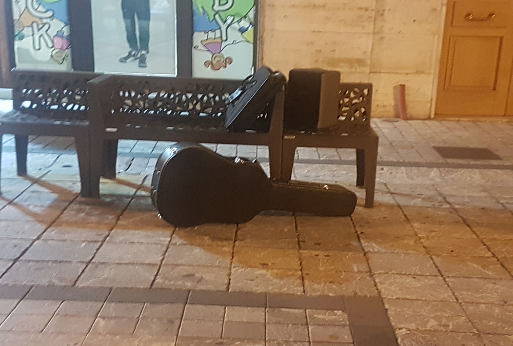 Milazzo. La musica è finita. Ambulanti ovunque ma chi suona va cacciato via.