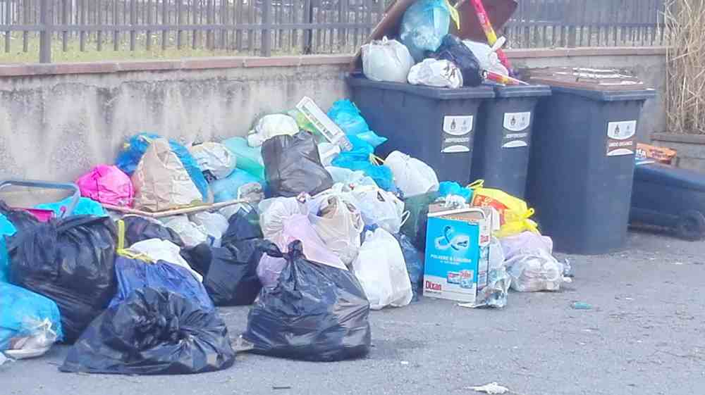 Milazzo. Rifiuti indifferenziati raccolti solo in parte. Tonnellate di spazzatura per strada.