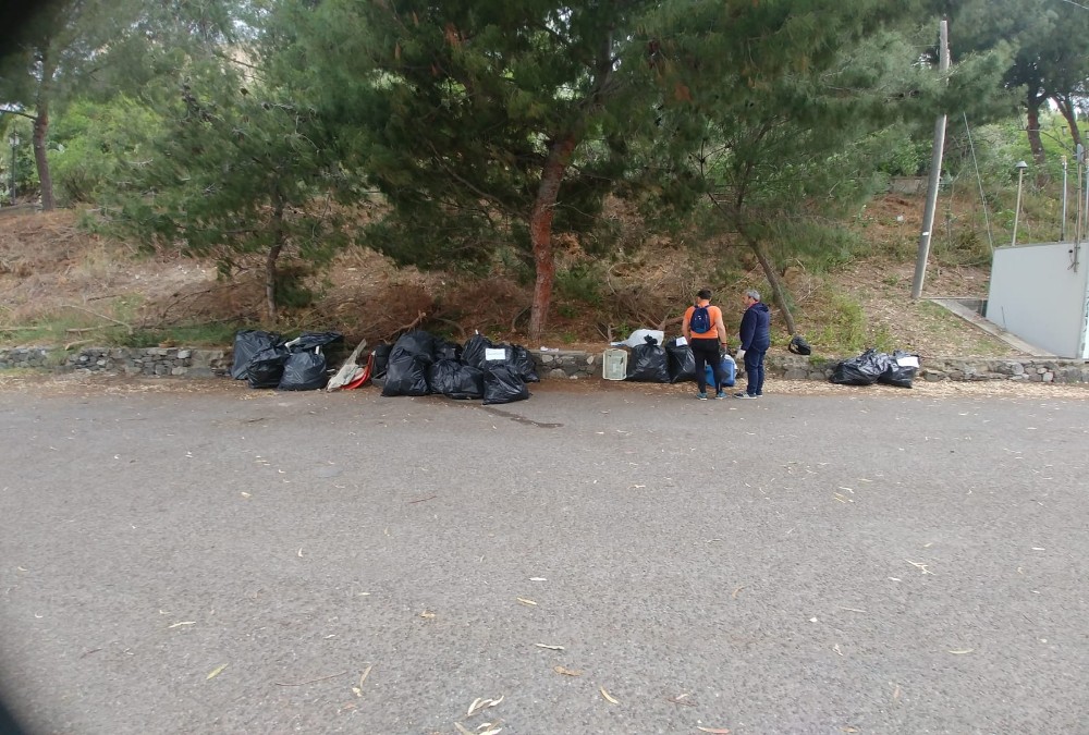 Milazzo. Raccolta rifiuti a scartamento ridotto e impegno volontari vanificato. Città invasa dai rifiuti.