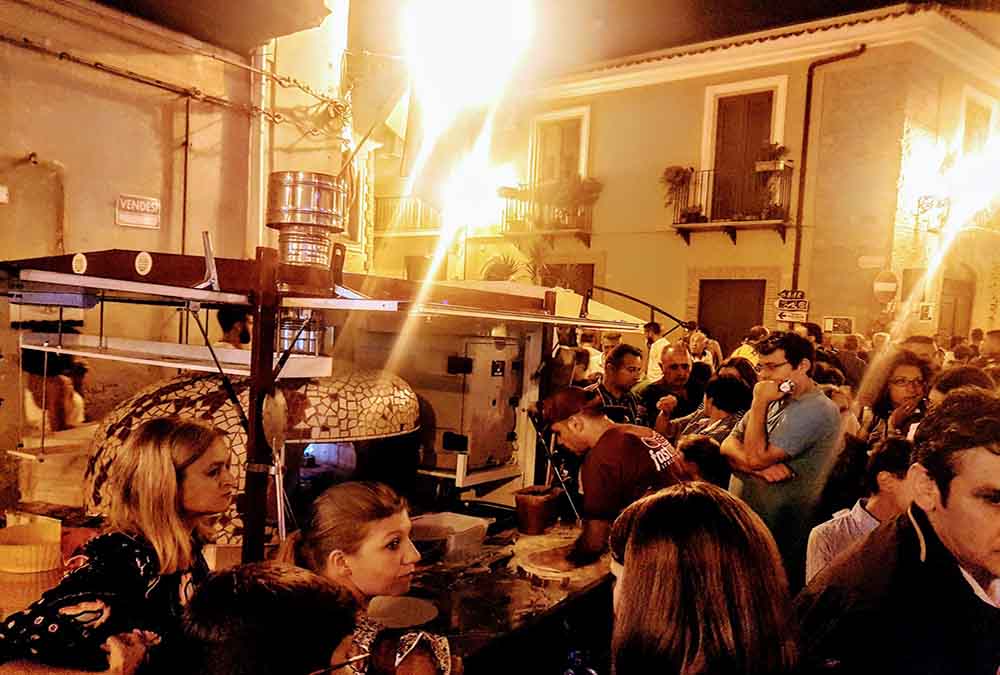Castroreale. Lo Streetfood dell'Ape che arrostisce per strada. Un successo incredibile.