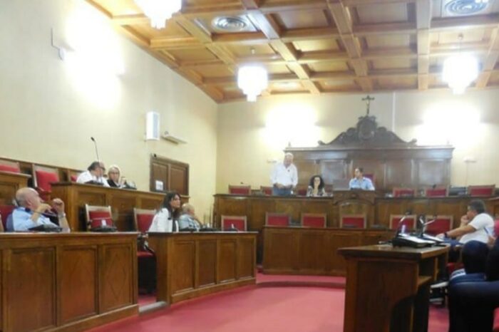 Milazzo. Approvato bilancio previsionale 2025. L'opposizione gira lo stesso disco da anni ma stona.