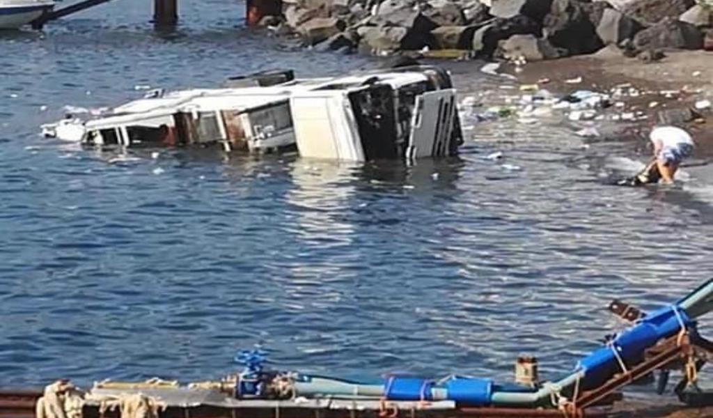 Lipari. Camion finisce in mare dopo un volo pauroso, ferito il conducente