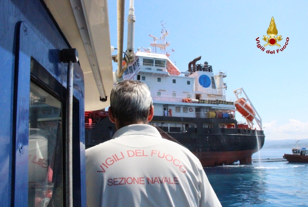 Milazzo. Esercitazione congiunta in mare. Scattate le misure antincendio e antinquinamento