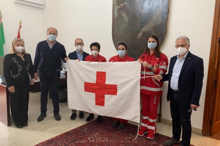 Milazzo. L'8 maggio sarà la Giornata mondiale della Croce Rossa. Consegnata la bandiera al Comune.
