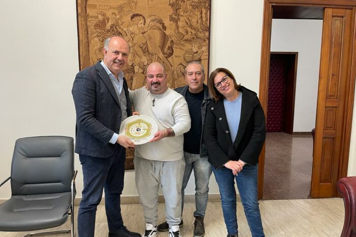 Milazzo. Enzo Piedimonte regala il Piatto 2024 di CasaSanremo al sindaco Midili