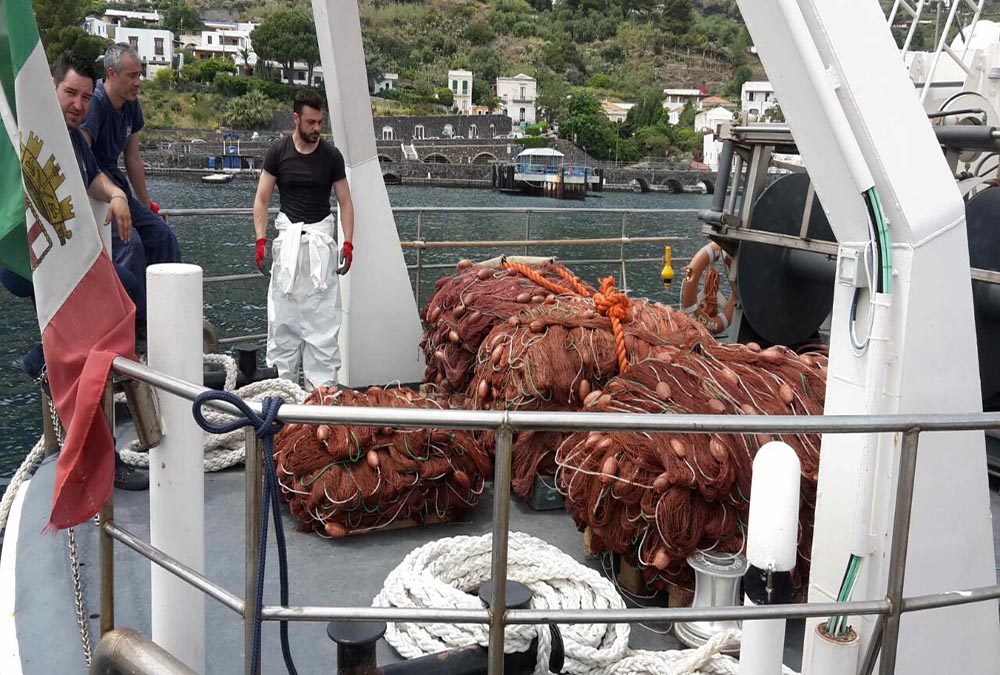 Maxi sequestro di reti illegali operato nelle Isole Eolie dalla Capitaneria di Porto di Milazzo.