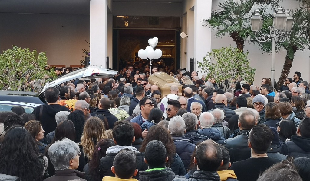 Milazzo. Folla ai funerali del giovane musicista Claudio Paci vittima dell'incidente sulla A20.