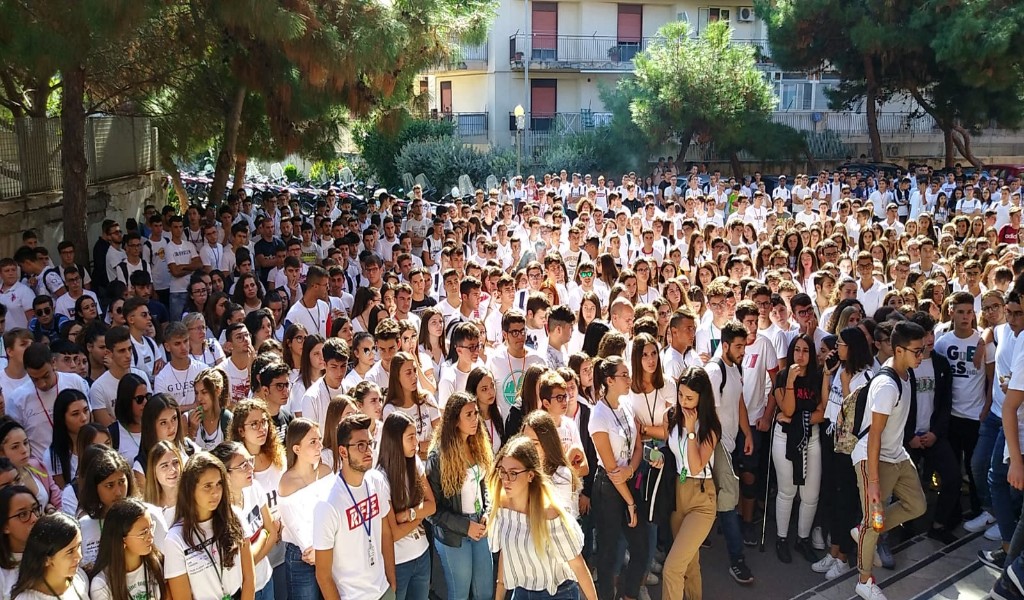 Il saluto dei compagni di scuola a Claudio. Tutti in bianco per ricordare il 17enne di Villafranca.