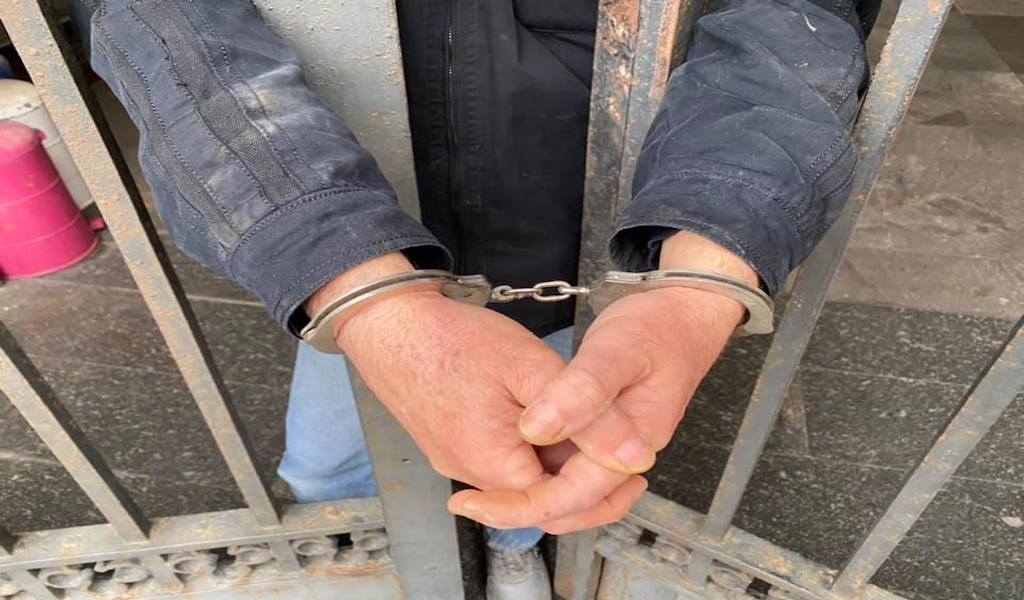 Lipari. Lavoratore stagionale si incatena ai cancelli del Municipio