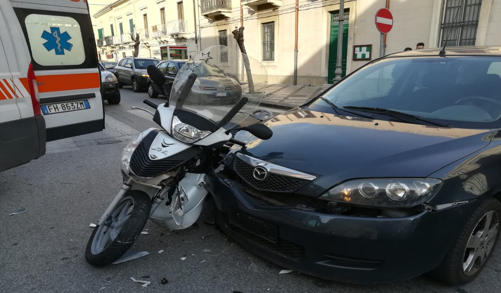 Milazzo. Incidente stradale tra auto e moto in Via Umberto I.