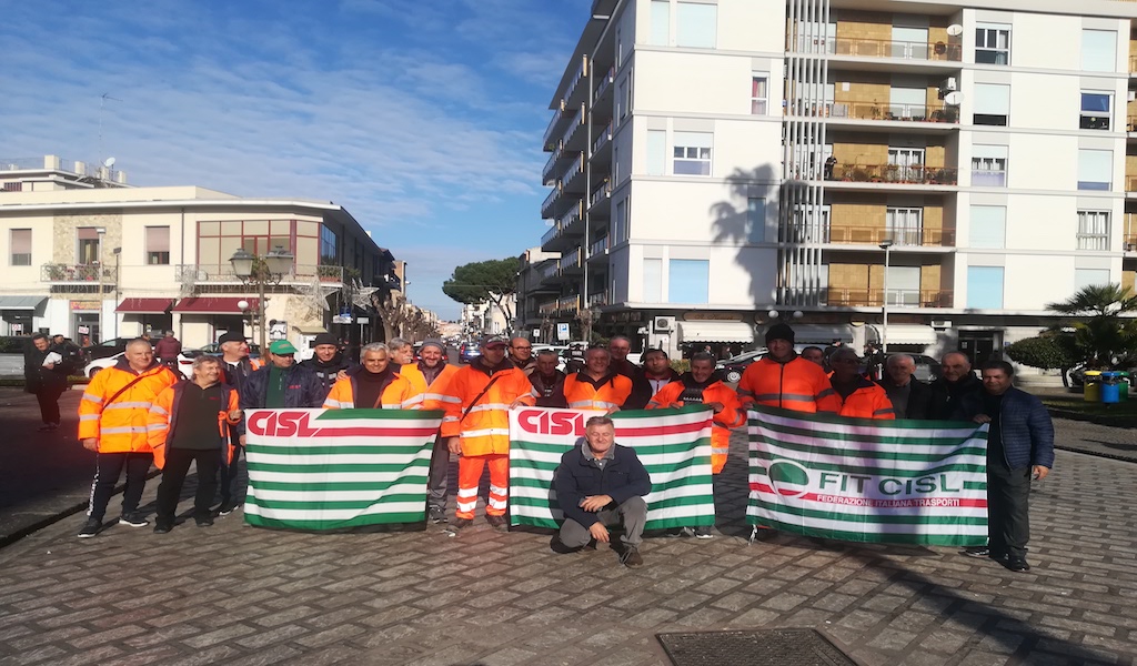Protesta dei lavoratori Dusty iscritti a Fiadel e Cisl. A breve potrebbe arrivare il saldo del 2019