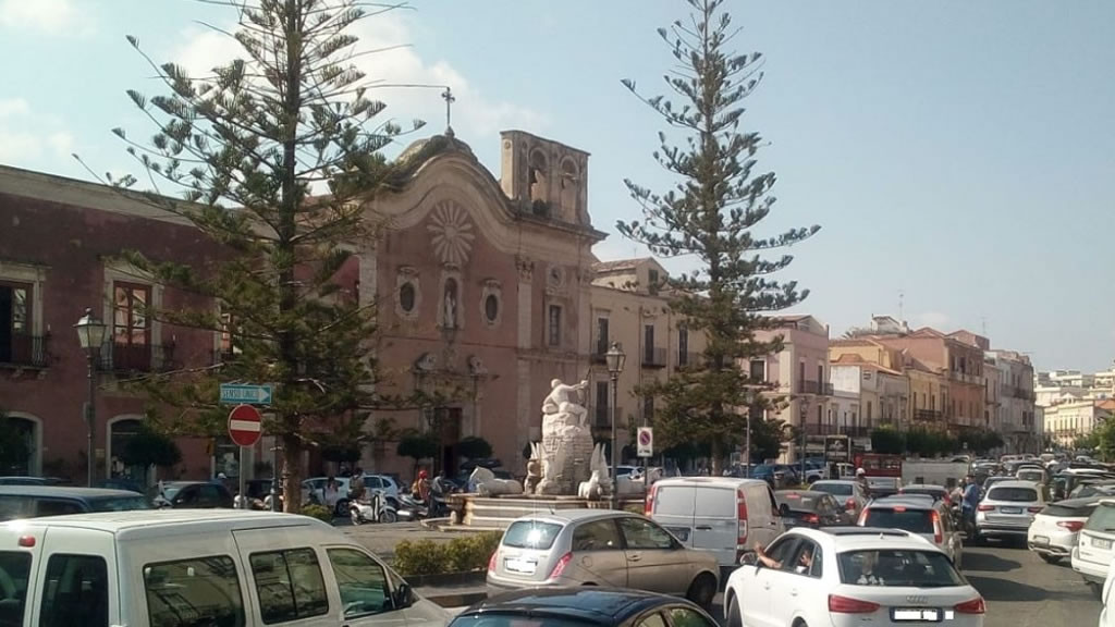 Perseverare è..... . Città prigioniera in auto tra Marina Garibaldi chiusa e mercato a ponente