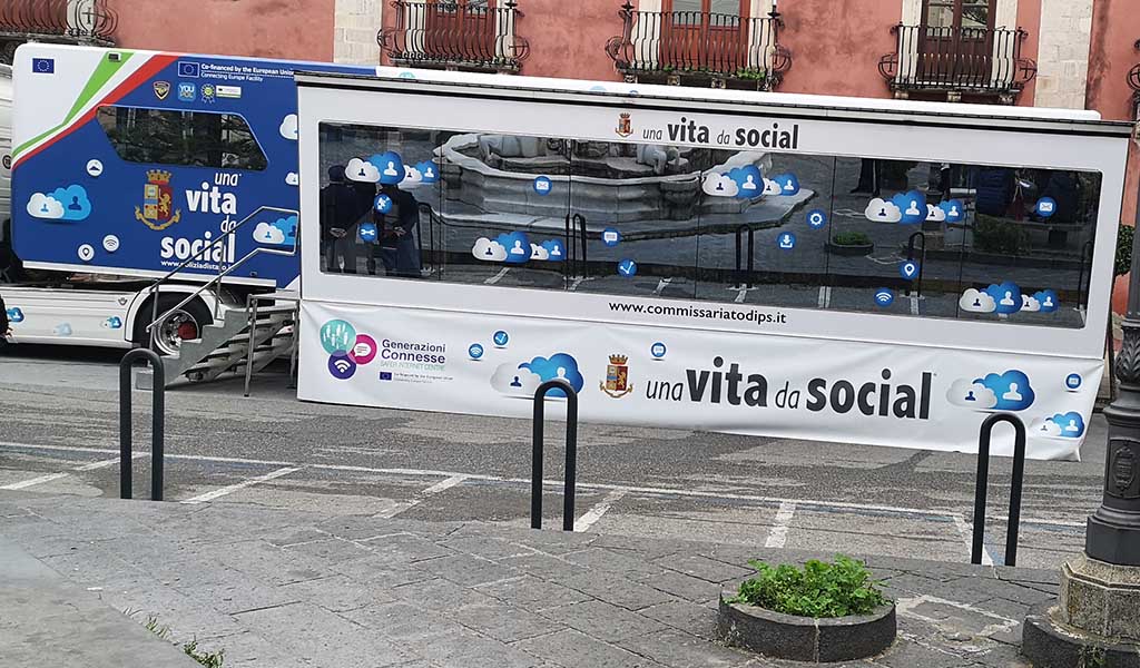 Milazzo. In Piazza " Una Vita da social", il Tir itinerante che parla di social network e cyberbullismo.