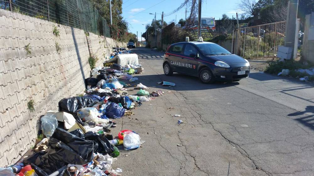 Rifiuti buttati per strada. Signora multata dai Carabinieri a Messina.