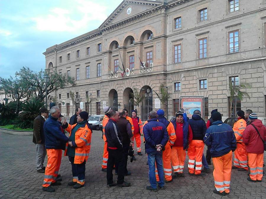 Lavoratori del settore Rifiuti in protesta. A Milazzo stipendi a singhiozzo.